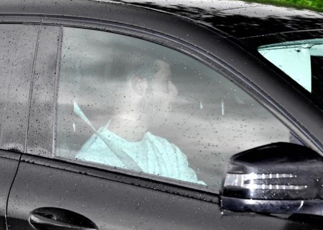 Under-fire Man Utd stars arrive at Carrington ahead of huge Arsenal clash  - Bóng Đá