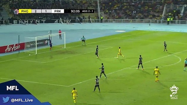 Cựu tiền vệ EPL gây choáng với bàn thắng từ giữa sân ở giải Malaysia! - Bóng Đá