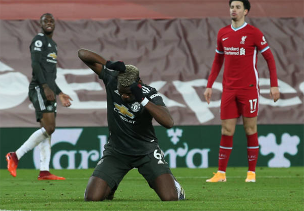 Pogba quỳ gối, không tin vào mắt mình khi bỏ lỡ cơ hội mười mươi - Bóng Đá