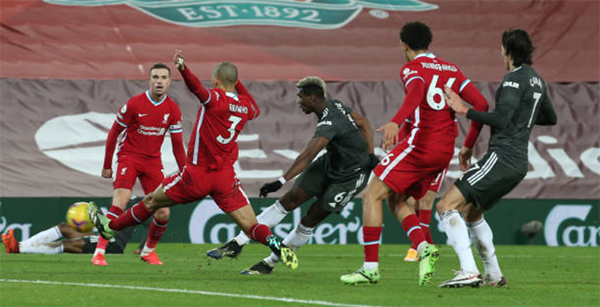 Pogba quỳ gối, không tin vào mắt mình khi bỏ lỡ cơ hội mười mươi - Bóng Đá