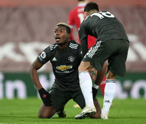Pogba quỳ gối, không tin vào mắt mình khi bỏ lỡ cơ hội mười mươi - Bóng Đá