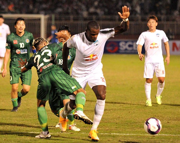 Công Phượng lực bất tòng tâm trong trận đấu đầu tiên trở lại HAGL - Bóng Đá