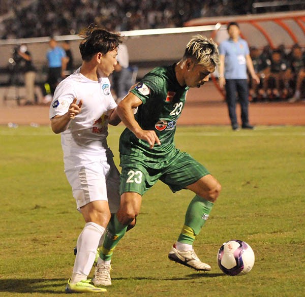 Công Phượng lực bất tòng tâm trong trận đấu đầu tiên trở lại HAGL - Bóng Đá