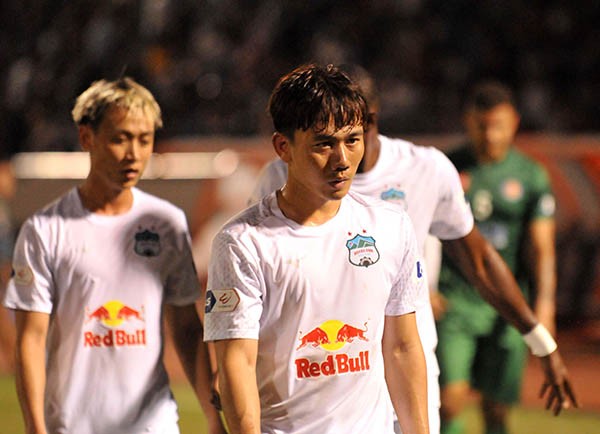 Công Phượng lực bất tòng tâm trong trận đấu đầu tiên trở lại HAGL - Bóng Đá