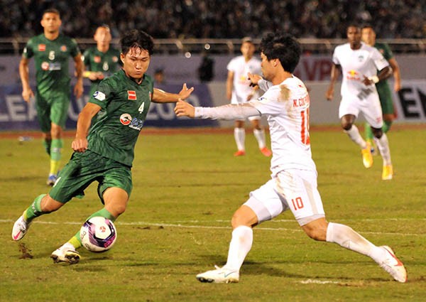 Công Phượng lực bất tòng tâm trong trận đấu đầu tiên trở lại HAGL - Bóng Đá