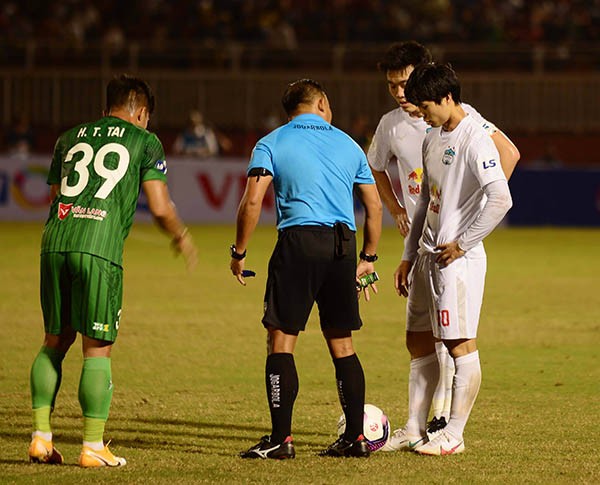 Công Phượng lực bất tòng tâm trong trận đấu đầu tiên trở lại HAGL - Bóng Đá