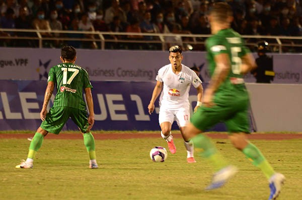 Công Phượng lực bất tòng tâm trong trận đấu đầu tiên trở lại HAGL - Bóng Đá
