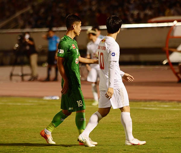 Công Phượng lực bất tòng tâm trong trận đấu đầu tiên trở lại HAGL - Bóng Đá