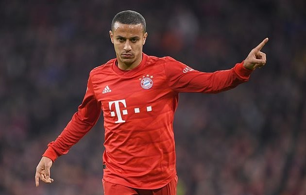 'He is a conductor, he can see all angles': Rio Ferdinand believes Thiago Alcantara would be a 'dream' signing for Liverpool a - Bóng Đá