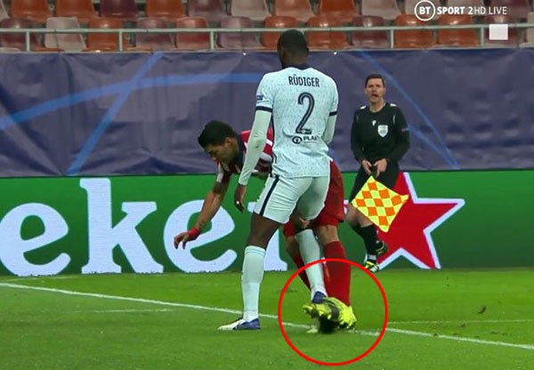 Bị Suarez 