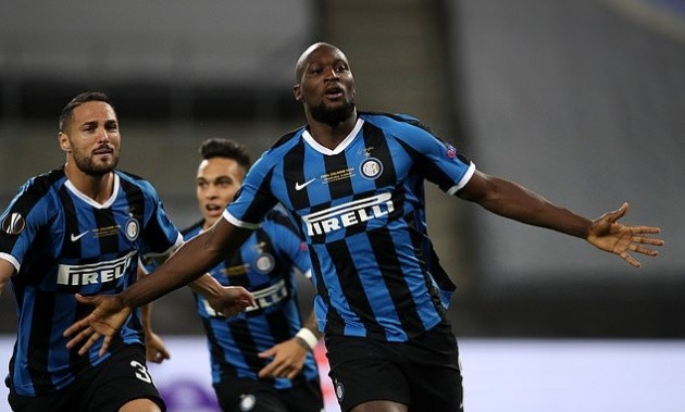Romelu Lukaku REFUSES to collect runners-up medal after Europa League final  - Bóng Đá