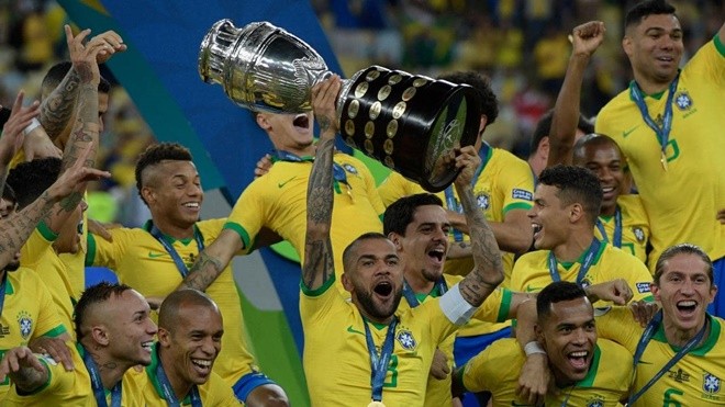 Arsenal target Dani Alves goes more Steve Irwin than Denis Irwin as he shows off ‘new job’ as zookeeper - Bóng Đá