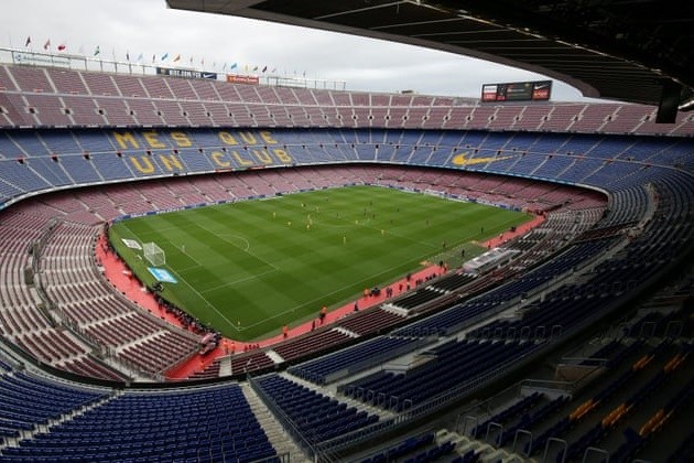Luis Suarez seen for first time in six weeks during walk with family as Barcelona ‘put striker on transfer list’ - Bóng Đá