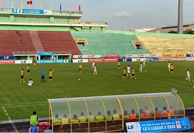 Nghịch lý Hà Tĩnh - Long An: Bi hài chuyện CĐV đến sân cổ vũ - Bóng Đá