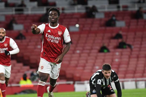 Bukayo Saka chen chân vào top 4 sao tuổi teen thành công nhất Arsenal - Bóng Đá
