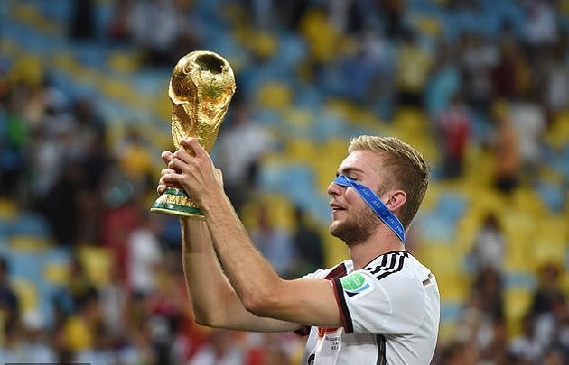 Gotta catch 'em all! Germany World Cup winner Christoph Kramer proudly displays to fans his massive collection of the original 151 Pokemon cards - Bóng Đá
