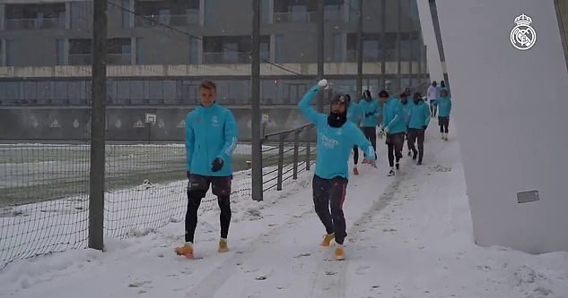 Madrid chìm trong bão tuyết, sân nhà Atletico là một màu trắng xóa - Bóng Đá