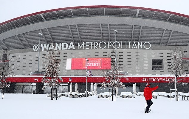 Madrid chìm trong bão tuyết, sân nhà Atletico là một màu trắng xóa - Bóng Đá