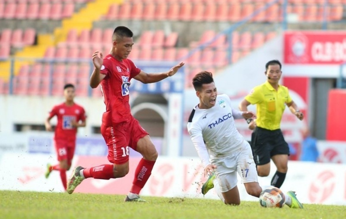 Văn Thanh bị phạm lỗi thô bạo, NHM 