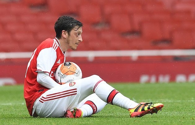 Mesut Ozil 'open to leaving Arsenal in the January transfer window if the Gunners pay him £68,000-a-week until mid-2023' - Bóng Đá