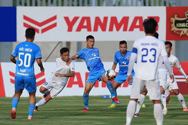 SỐC! HLV Phố Hiến bóp cổ, dí cùi chỏ vào cổ cầu thủ An Giang - Bóng Đá