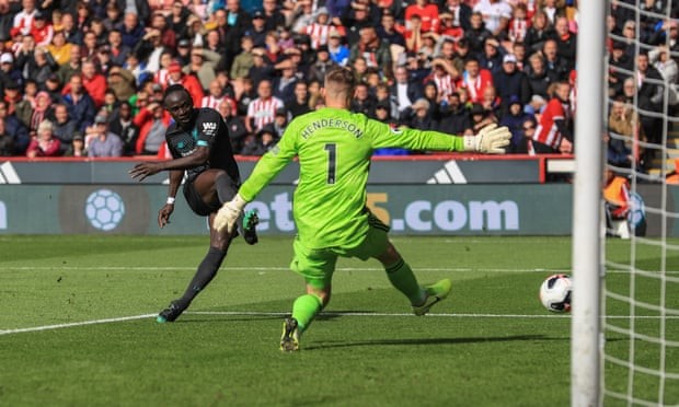 'Đáng lý Firmino nên thực hiện cú sút' - Bóng Đá