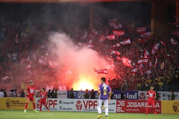 CLB Hà Nội tiếp tục nhận án phạt vì pháo sáng của CĐV Hải Phòng - Bóng Đá