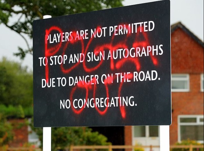 Pogba bị CĐV tẩy chay ngay bên ngoài Carrington  - Bóng Đá