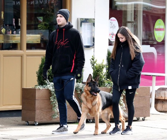 Giữa đại dịch, sao Man Utd vẫn tung tăng dắt chó đi dạo - Bóng Đá