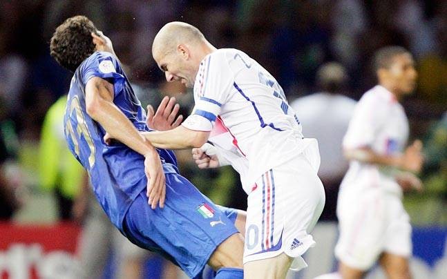 Ngày này năm xưa: Cú húc đầu tai tiếng của Zinedine Zidane - Bóng Đá