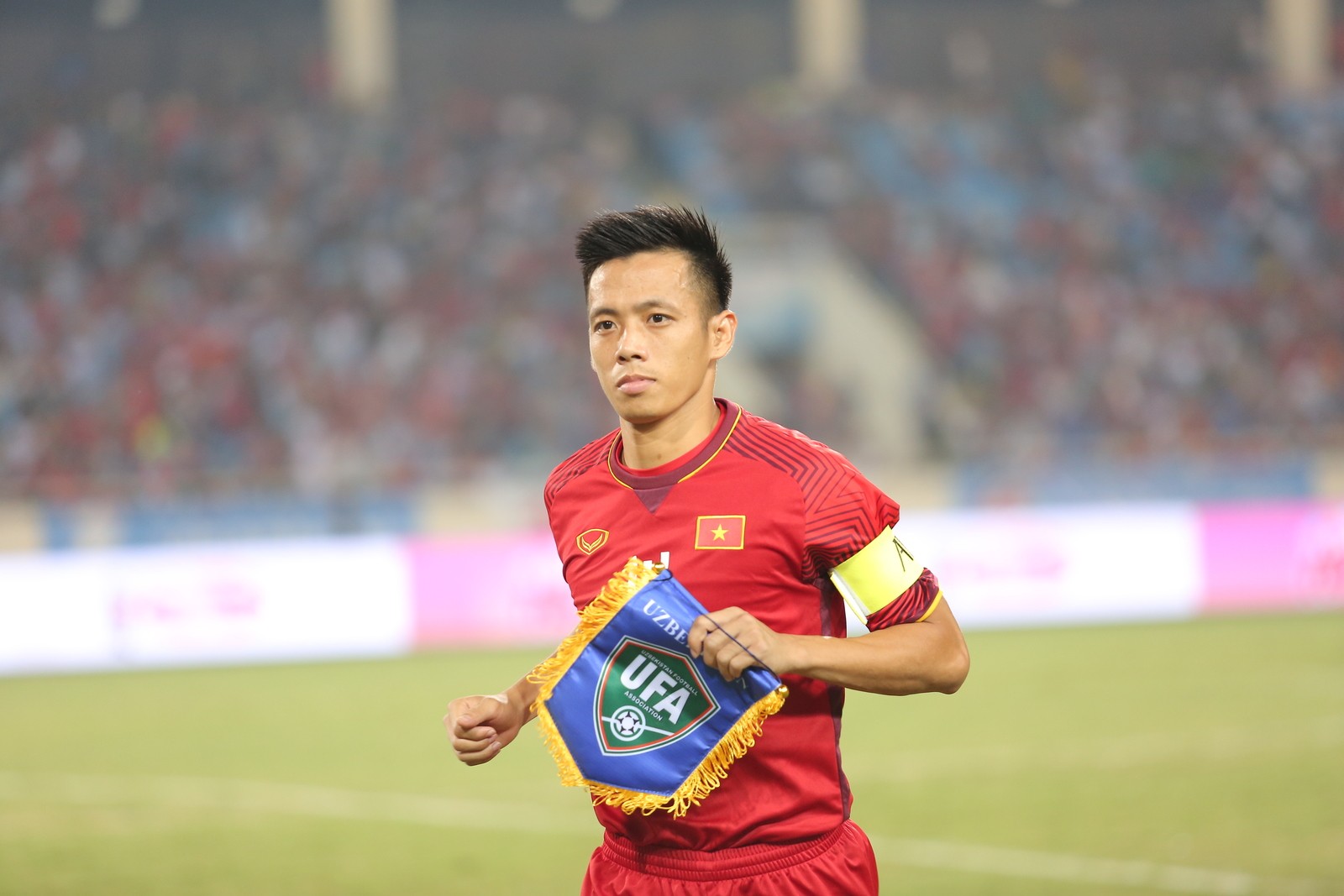 Văn Quyết làm từ thiện - Bóng Đá