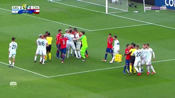 Ảnh Messi nhận thẻ đỏ - Bóng Đá