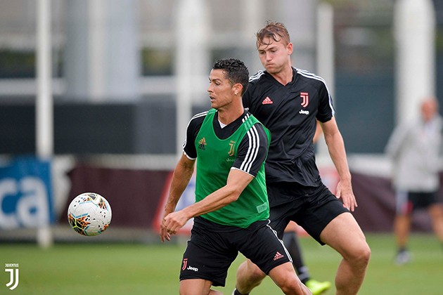 Vắng HLV Sarri, dàn sao Juventus vẫn miệt mài tập luyện - Bóng Đá