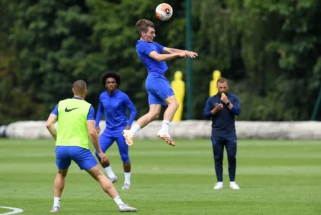 Fan Chelsea ném đá Jorginho - Bóng Đá