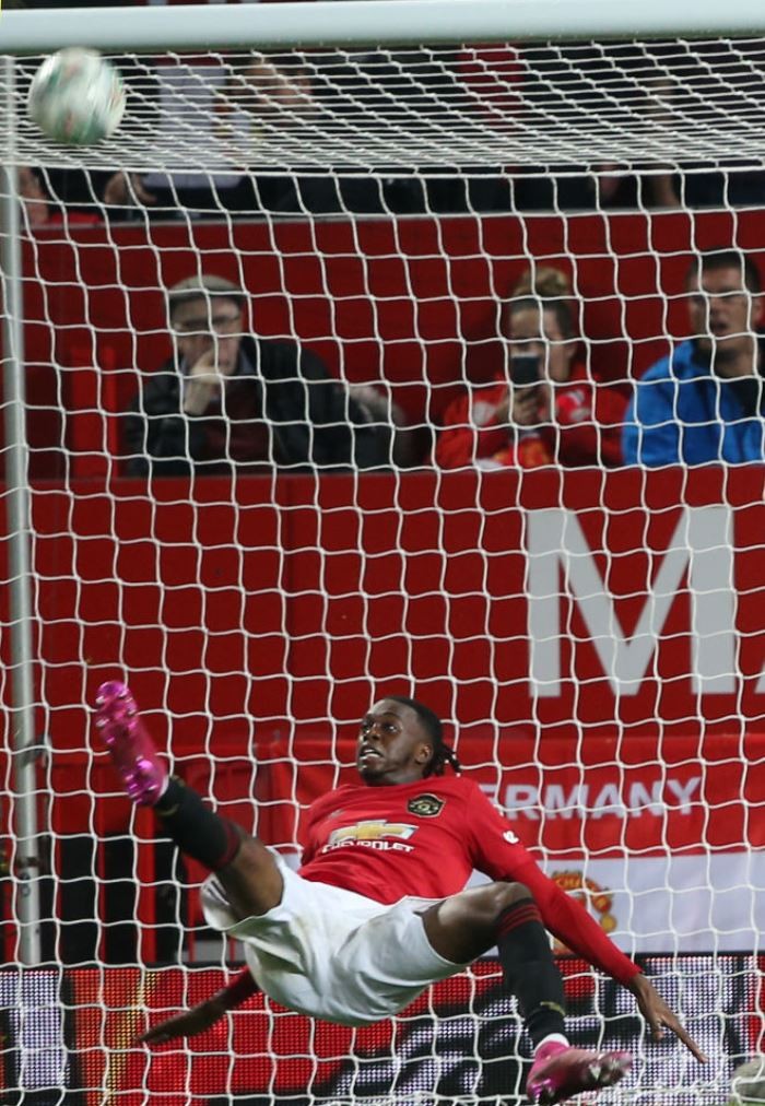 ‘Next Phil Jones’ – Some fans react to Maguire giving away a penalty for England - Bóng Đá