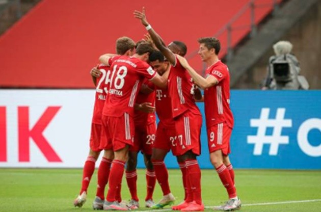 Neuer kiến tạo từ phần sân nhà, Bayern hoàn tất 