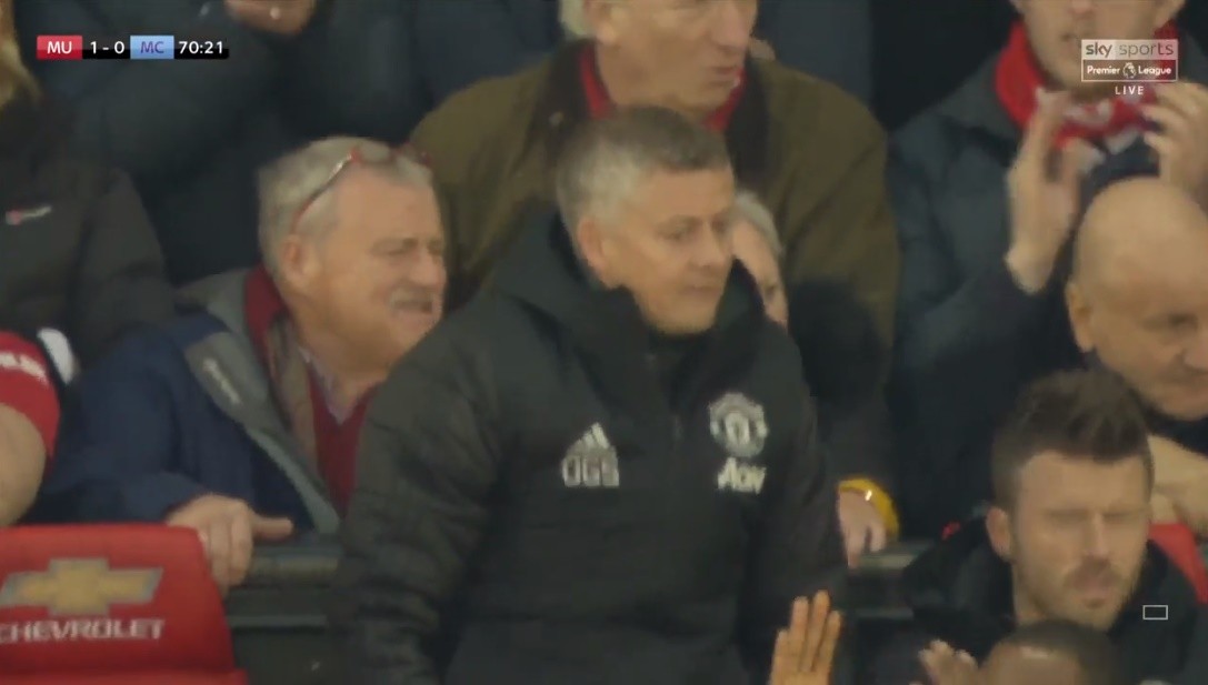 Fan Arsenal ném đá Luiz - Bóng Đá