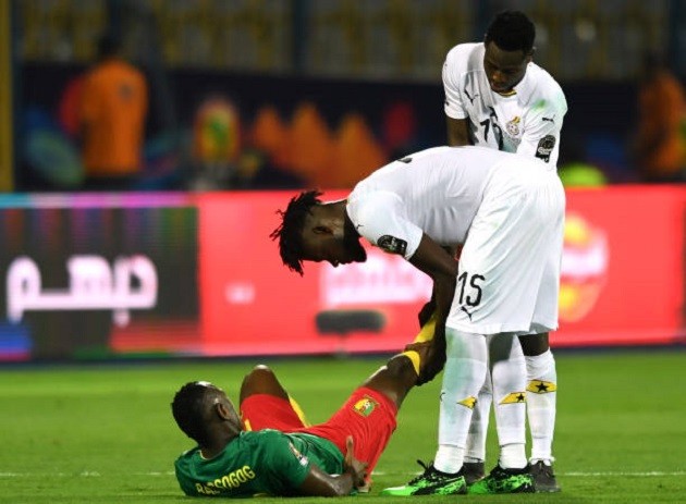 Fan Liverpool ném đá Lovren + Chamberlain - Bóng Đá