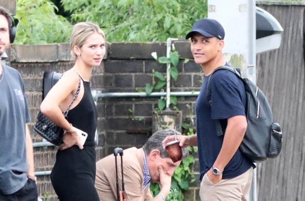 Man Utd outcast Alexis Sanchez spotted with new girlfriend - Bóng Đá