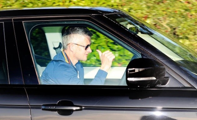 ‘Pogba Out’ sign outside Man Utd training ground removed as players arrive at Carrington - Bóng Đá