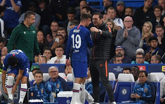 Frank Lampard refuses to rule out Mason Mount playing against Liverpool despite limping off midweek - Bóng Đá