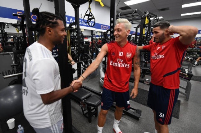 Mason Mount limps off injured after horror lunge from ex-Arsenal star Francis Coquelin just 15 minutes into Chelsea's Champions League tie with Valencia - Bóng Đá