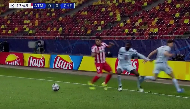 Tuchel shocked as Luis Suarez bodies past Chelsea stars Antonio Rudiger and Marcos Alonso to create open-goal chance for Atletico - Bóng Đá