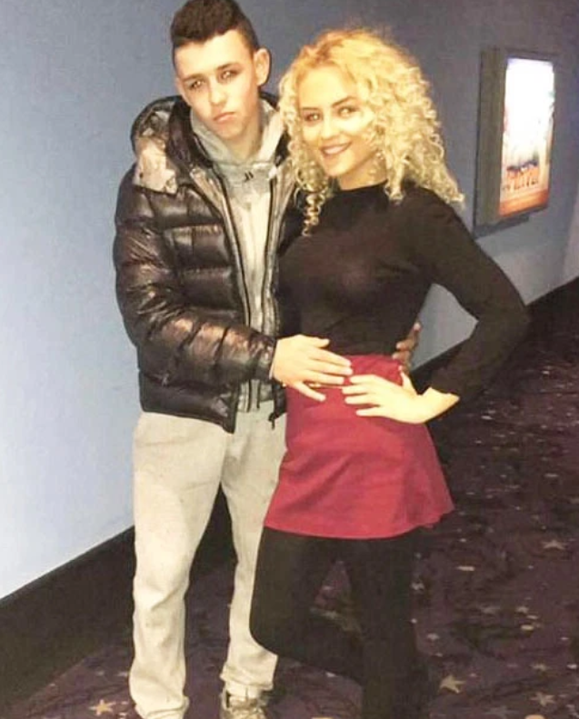 PHIL-ING GOOD Phil Foden became a dad at 18 with childhood sweetheart Rebecca Cooke and bought a £2m home for his parents - Bóng Đá