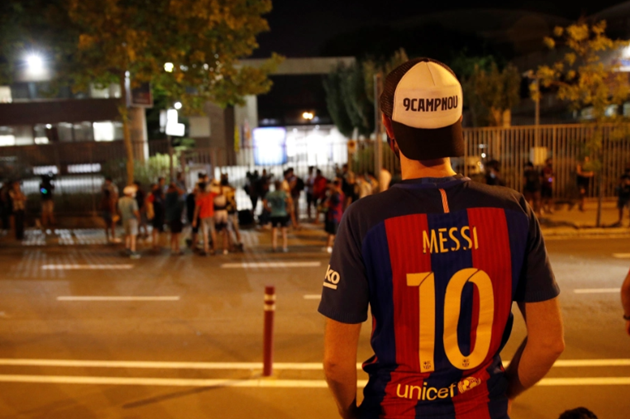 CĐV Barcelona biểu tình bên ngoài SVĐ Nou Camp - Bóng Đá