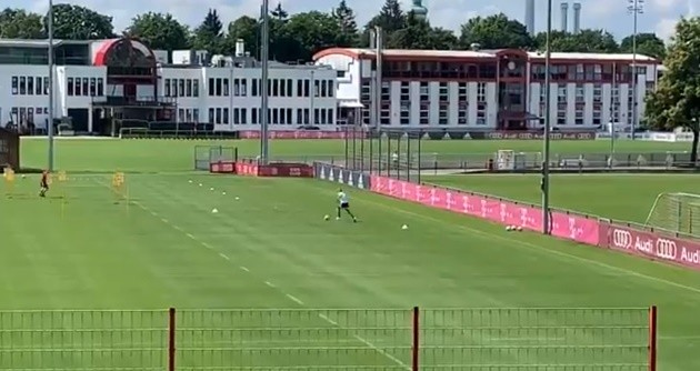 Arjen Robben training at Säbener Straße today, with a trademark goal - Bóng Đá