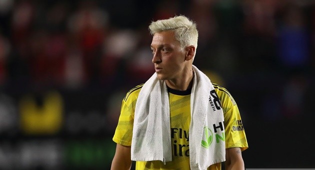 Đánh bại Bayern, Oezil trình làng kiểu đầu cực 