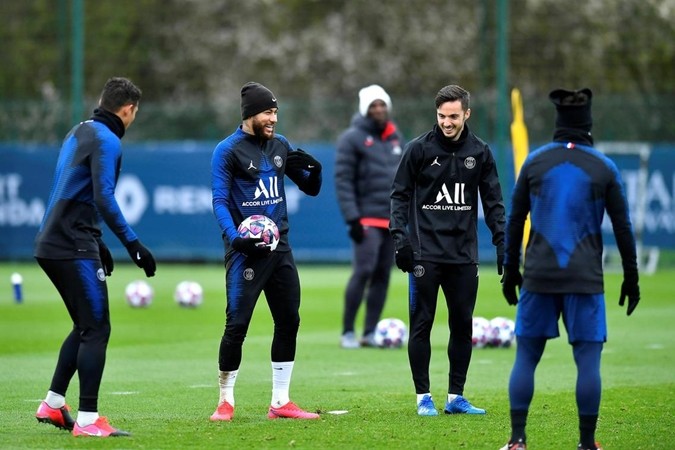 Neymar trains with PSG teammates as Kylian Mbappe struggles with sore throat - Bóng Đá