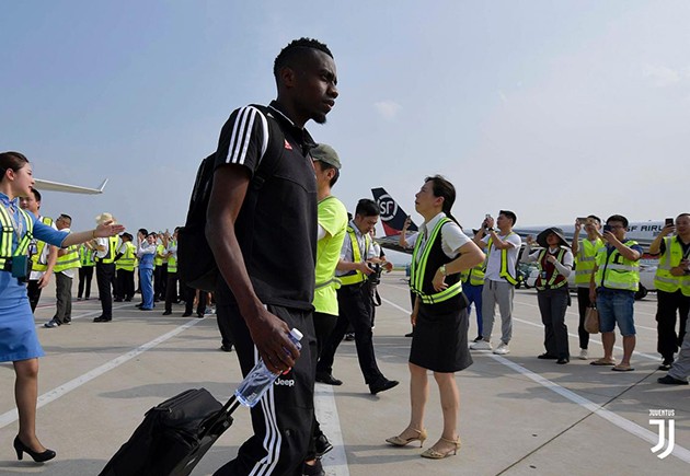 Dàn sao Juventus tươi cười đổ bộ Trung Quốc - Bóng Đá