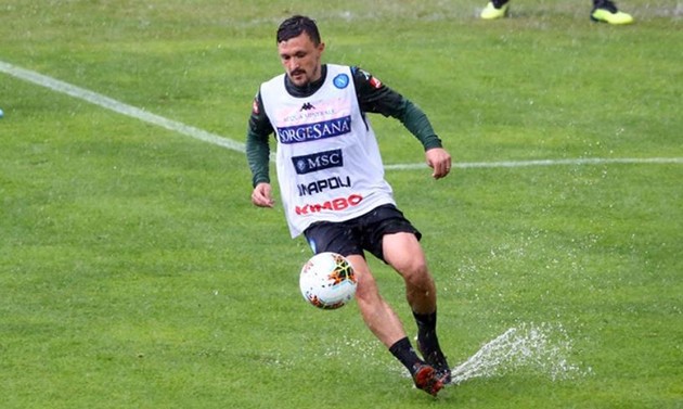 Sao Napoli hóa 'trẻ con', hồn nhiên tắm mưa đá bóng - Bóng Đá